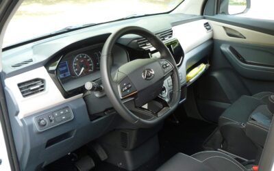 Schlichtes Cockpit im eDeliver 3, mehr Arbeitsmaschine als moderner Van, aber umfangreiche Ausstattung.