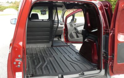 Durchgehend geöffnet: Schiebetür, Klappsitz und Beifahrertür machen den Weg frei für die Ladung.