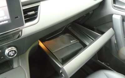 Pfiffige Idee, sofern nicht die Knie des Beifahrers stören: praktische Schublade statt herkömmlichem Handschuhfach.