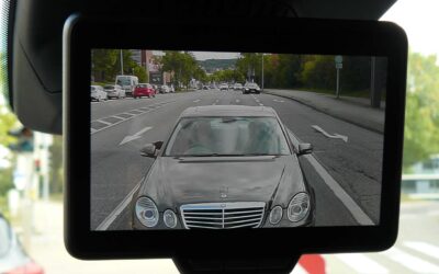 Blick zurück: optional Kamera hoch auf dem Heck, drinnen Monitor mit gestochen scharfem Bild.