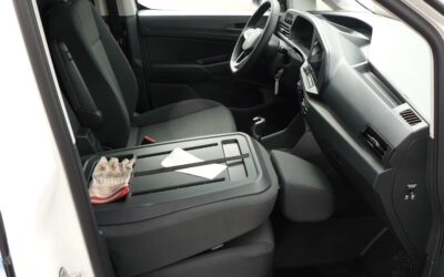 Etwas düsteres Fahrerhaus, aber geräumig und sehr praktisch eingerichtet. Ausgezeichnete Sitze.