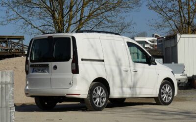 Die Schokoladenseite des Caddy Cargo: klar gezeichnetes Heck, attraktiv eingefasste Rückleuchten.