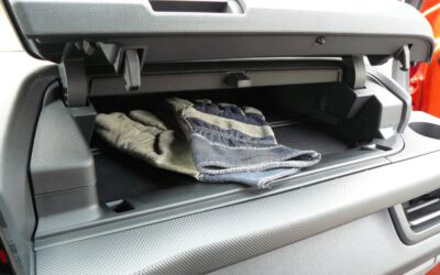 Klasse gemacht: tiefe Ablage statt Beifahrer-Airbag. Der steckt in der Dachverkleidung.