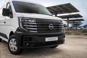 Neuer Nissan Interstar: markantes Gesicht mit kräftigen Querstreben und prominentem Modellschriftzug.