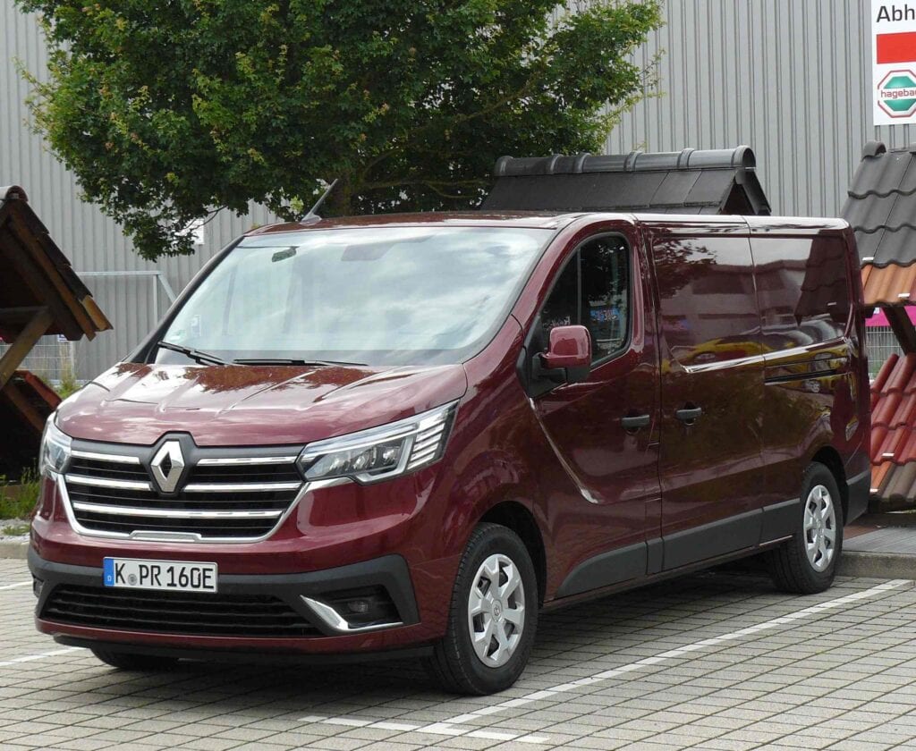 Typisch Renault Trafic E-Tech: silbriger Schnurrbart, langer Radstand, hohe Nutzlast, sparsame Technik.