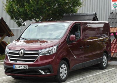 Typisch Renault Trafic E-Tech: silbriger Schnurrbart, langer Radstand, hohe Nutzlast, sparsame Technik.