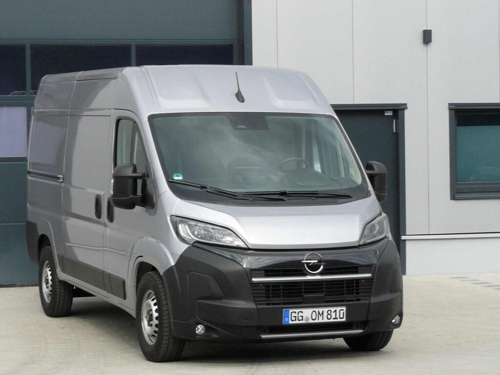 Opel Movano: geglättete Frontpartie, angedeuteter schwarzglänzender Opel-„Vizor“.