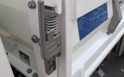 Einfach zu bedienen: selbstnachstellende Bordwandverschlüsse.