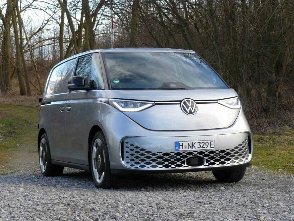 VW ID. Buzz Pro 4Motion: auf Schotter eine Bank.