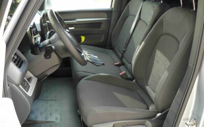 Geräumiges Cockpit: jedoch fehlt es an praktischen Details wie einem Klapptisch in der Rückenlehne.
