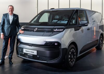 Renault-Transporterchef und der rundum neue Trafic E-tech.