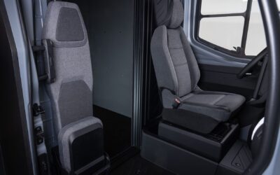 Estafette: erhöhte Fahrerposition, Klappsitz, Durchgang zum Laderaum.