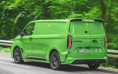 Rasant in die Zukunft: beflügelter E-Transit Custom.