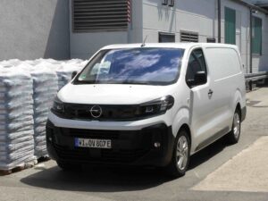 Bitte einladen: Der Opel Vivaro Electric stemmt rund 800 Kilo plus Fahrer.