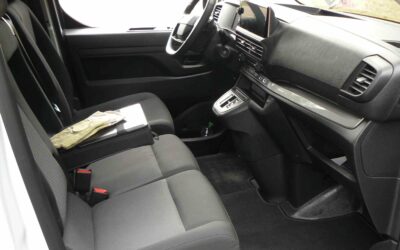 Schlankes Fahrerhaus mit mäßigen Sitzen.