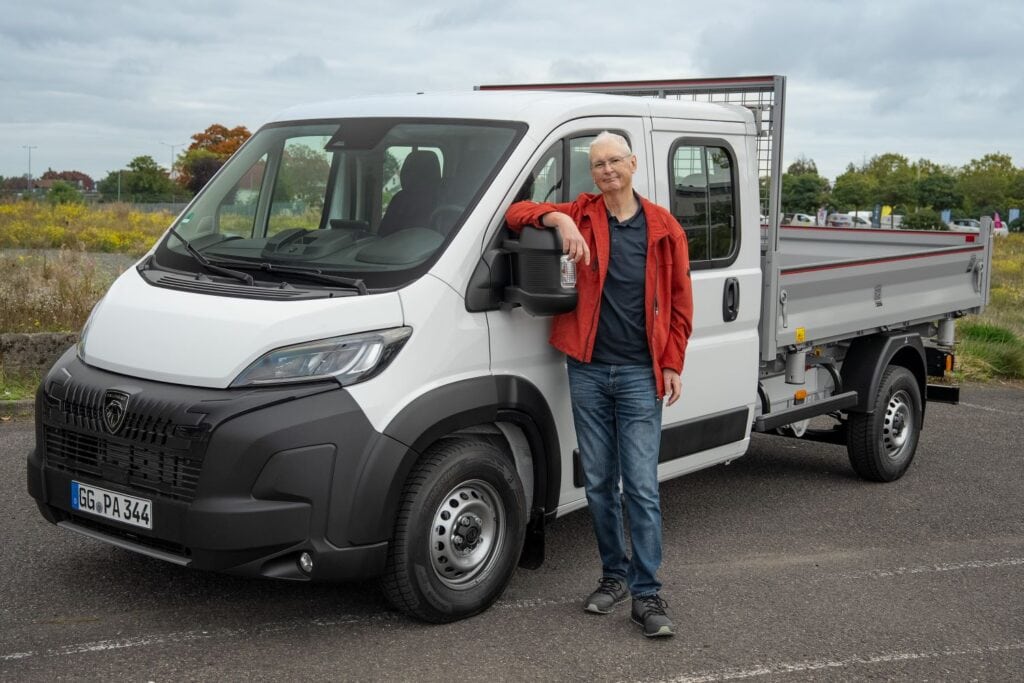 Aus einer Hand: Peugeot Boxer mit Dreiseiten Kipper.