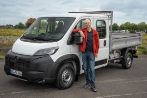 Aus einer Hand: Peugeot Boxer mit Dreiseiten Kipper.