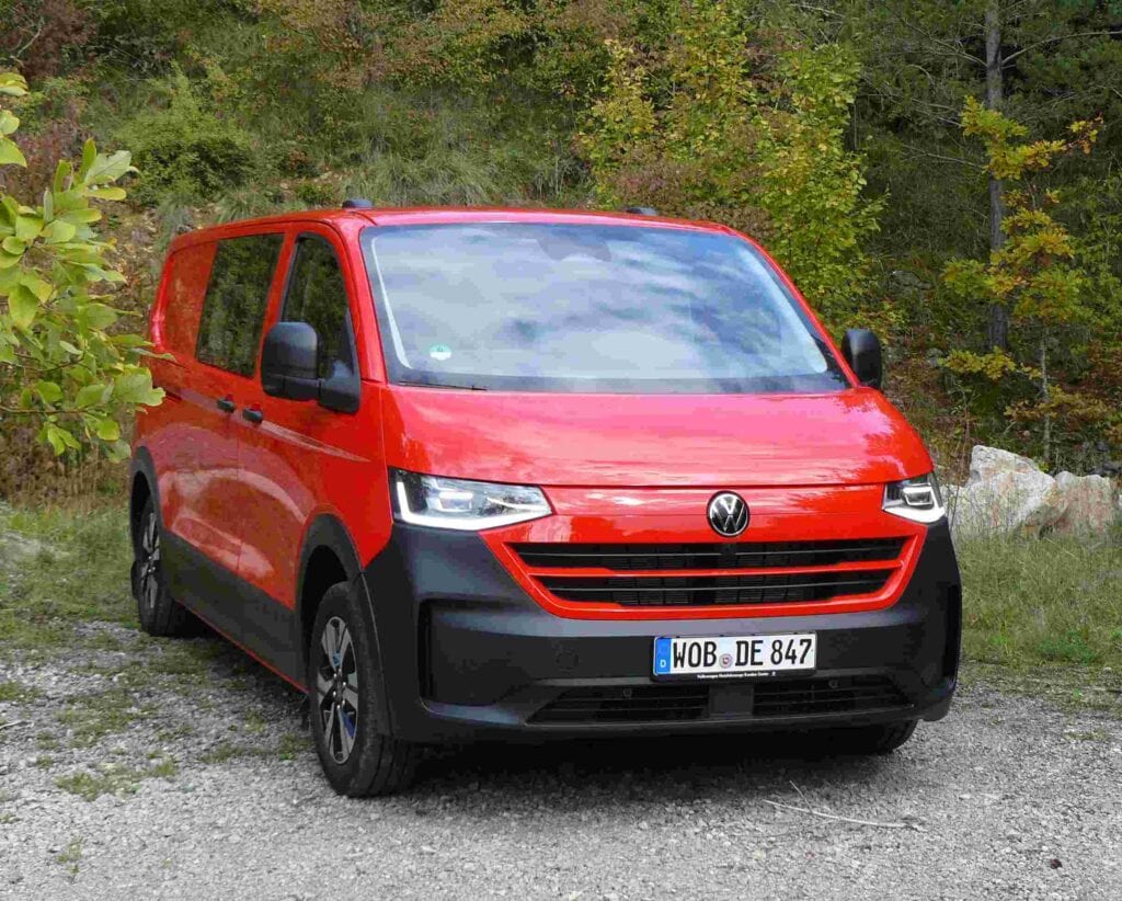 Rot vor Eifer: VW Transporter 4Motion in langer Ausführung mit L-Trennwand.