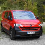 Rot vor Eifer: VW Transporter 4Motion in langer Ausführung mit L-Trennwand.