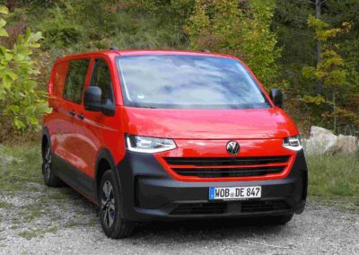 Rot vor Eifer: VW Transporter 4Motion in langer Ausführung mit L-Trennwand.