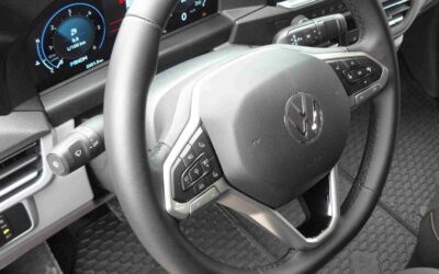 Armaturen, Lenkrad und Tastatur sind markentypisch VW.