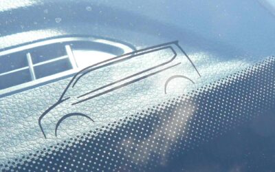 Freundliche Mitgift: stilisierter Transporter in der Windschutzscheibe.