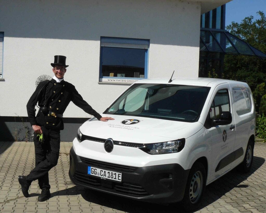 Schmucker Schornsteinfedermeister, eher schlichter Citroen E-Berlingo.