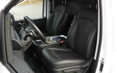 Die Sitzposition ist vergleichsweise niedrig, das Cockpit geräumig, die Bestuhlung bequem.