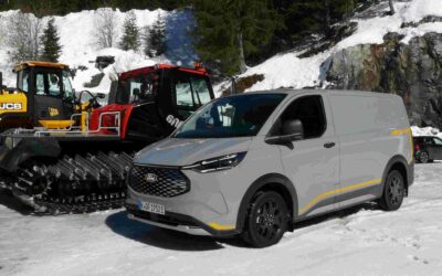 Der kann’s noch besser auf Schnee: Ford E-Transit Custom AWD an Pistenbully.