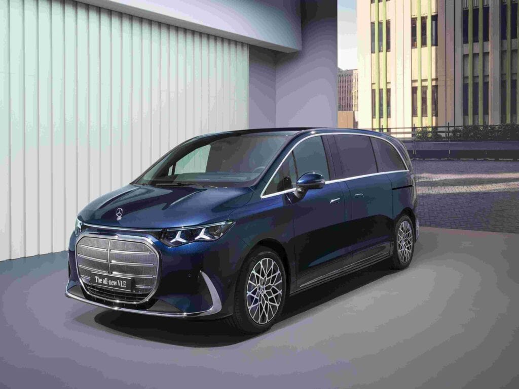 Selbstbewusster Auftritt: mächtige Frontmaske, viel Chrom.