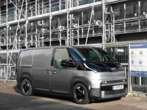 Unterwegs in grauer Arbeitskleidung: Kia PV5 Cargo.