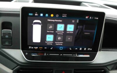 Der Monitor inmitten des Cockpits bietet vielfältige Infos und lässt sich individualisieren.
