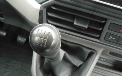 Schaltgetriebe sind eigentlich aus der Mode, besser die Automatik wählen.