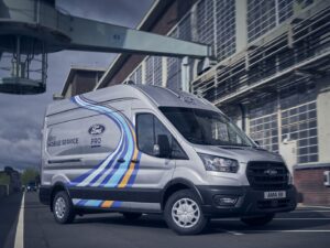 Ford Mobile Service: Transporter-Arzt auf dem Weg zum Patienten.