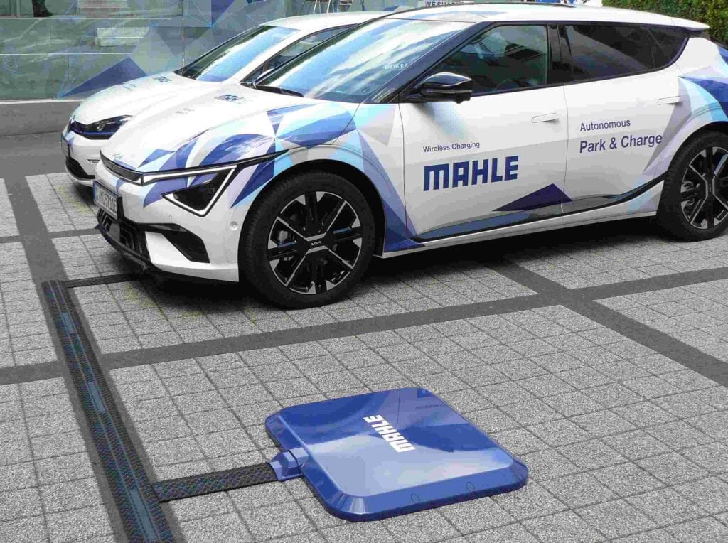 Parken und Laden wie von Geisterhand: Wireless Charging und parken.