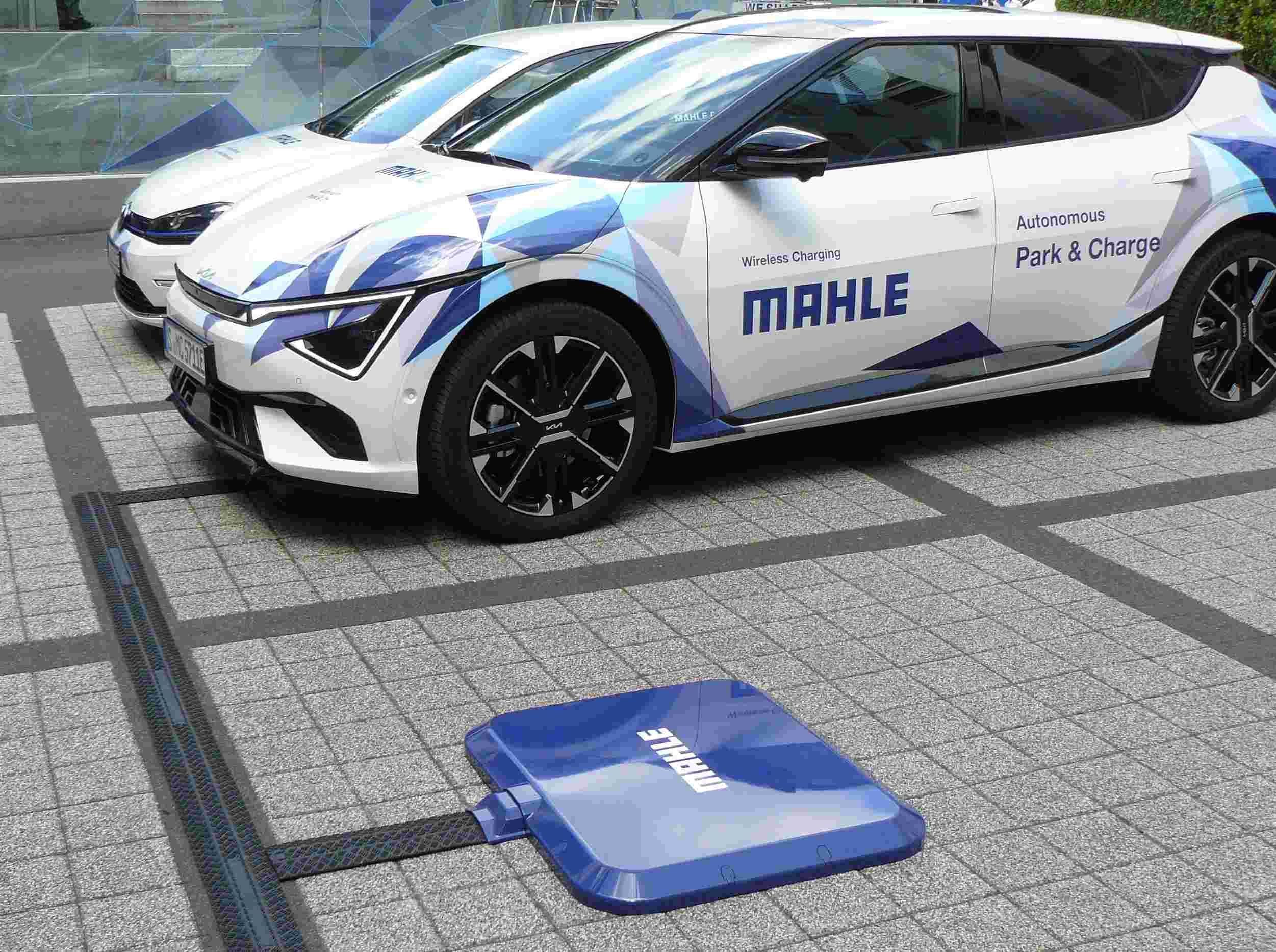 Parken und Laden wie von Geisterhand: Wireless Charging und parken.