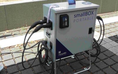 Portable Ladestation mit vier Anschlüssen.