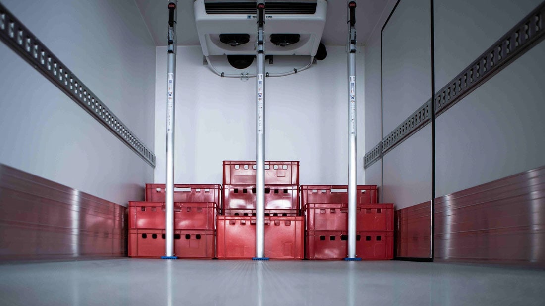 kuehltransporter-innenansicht-ladungssicherung-kiesling-horizontal